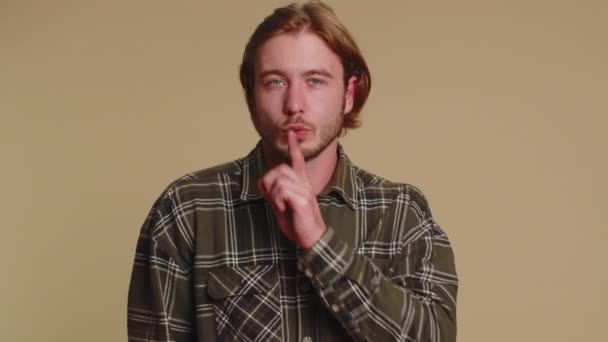 Sessiz Olun Lütfen Yaşındaki Sakallı Yetişkin Bir Adamın Portresi Parmaklarını — Stok video