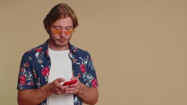 Turist web 'de yeni bir yazı yazarken akıllı telefon kullanıyor, tarama, arama, sosyal ağların bağımlılığı, olumlu geri bildirim gibi başparmaklar gösteriyor, tavsiye ediyor, metin için boş yer reklam alanını işaret ediyor
