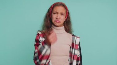 12 yaşındaki genç bir kızı yanlış anladığı için gücendirdi, kavga üstüne hayal kırıklığına uğradı, görmezden geldi ve iletişim kurmak, konuşmak, dil göstermek istemedi. Mavi arka planda genç bayan çocuk.