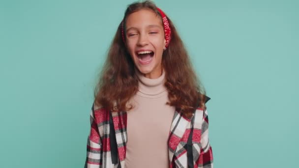 Молода Дівчинка Підліток Кричить Піднімаючи Кулаки Жесті Зробив Святкуючи Успіх — стокове відео