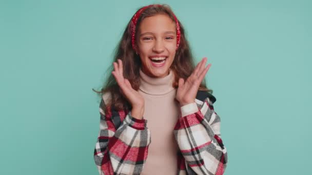 Genç Kız Çocuk Bağırıyor Kol Hareketi Yapıyor Başarıyı Kutluyorum Kazanıyorum — Stok video