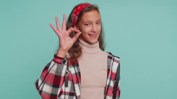 Młoda Nastolatka Koszuli Patrząca Aprobatą Aparat Pokazujący Gest Okey Jak — Wideo stockowe