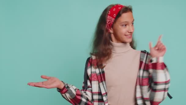 Mutlu Reşit Olmayan Kız Boş Bir Yeri Işaret Ediyor Ticari — Stok video
