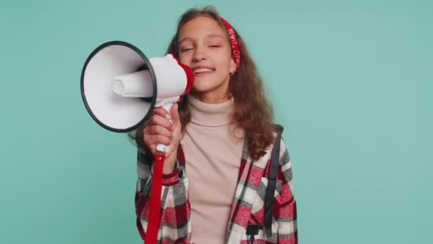 Grăbeşte Tânăra Adolescentă Fetiță Țipă Difuzor Megafon Anunță Reduceri Vânzare — Videoclip de stoc