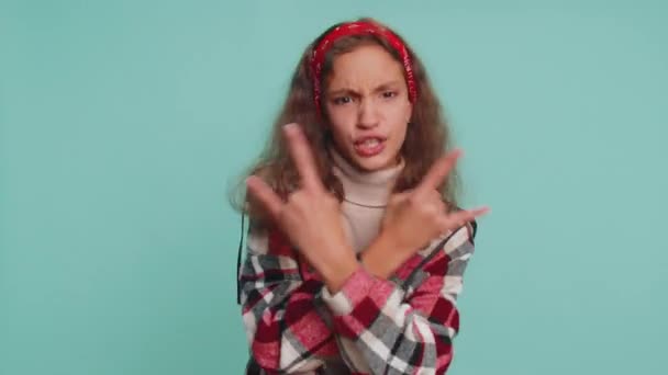 Coşkulu Genç Kız Çocuk Rock Roll Hareketi Elleriyle Sergiliyor Havalı — Stok video