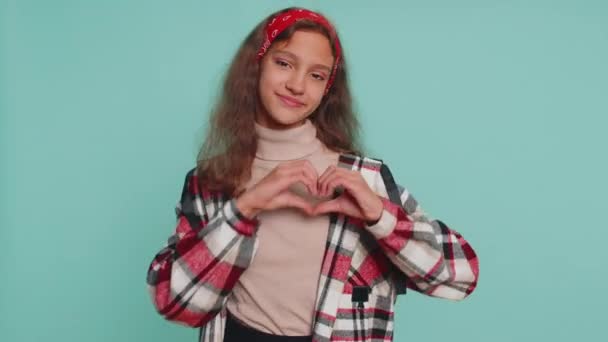 Ben Seni Seviyorum Gülümseyen Genç Kız Çocuk Kalp Hareketi Yapar — Stok video