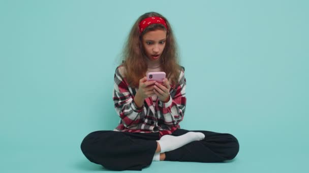 Mladý Teenager Dítě Holka Použít Mobilní Smartphone Psaní Prohlížení Říct — Stock video