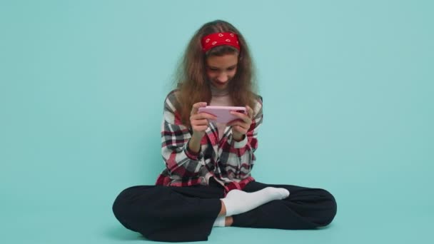 Aggódó Fiatal Tizenéves Gyerek Lány Gyerek Lelkesen Játszik Versenyzés Vagy — Stock videók