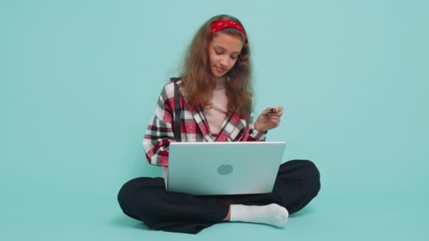 Jonge Tiener Kind Meisje Kind Met Behulp Van Creditcard Laptop — Stockvideo