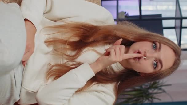 조용히 코카서스 소녀는 손가락을 입술에 침묵의 시늉을 한다고 이야기의 비밀을 — 비디오