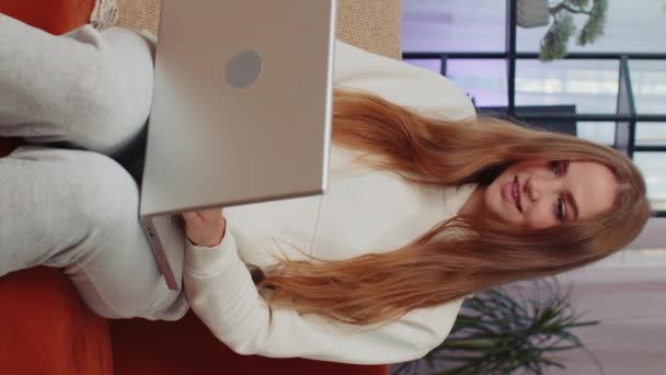 Здорова Біла Дівчина Вдома Ноутбуком Кричить Захваті Піднімаючи Руки Жесті — стокове відео