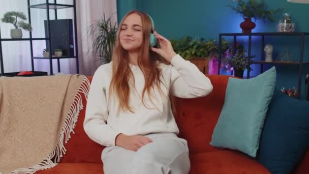 Glücklich Entspannte Überglückliche Junge Frau Mit Kabellosen Kopfhörern Die Hause — Stockvideo