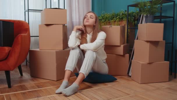 Karton Kutuların Yanında Oturan Bunalımlı Genç Bir Kadın Üzgün Kız — Stok video