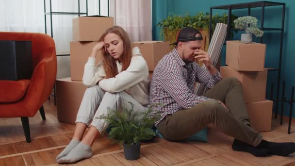 Sedih Pasangan Suami Istri Meninggalkan Rumah Duduk Lantai Dekat Kotak — Stok Video