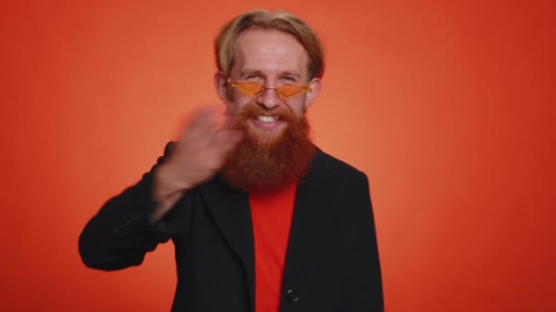Иди Сюда Присоединяйся Добро Пожаловать Красивый Бородатый Мужчина Показывающий Привлекательный — стоковое видео