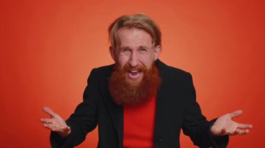 Neden? Öfkeli bir ifadeyle el kaldıran kızgın kızıl saçlı samimi bir adam başarısızlığının nedenini sorarak sorunların inançsızlığını gösteriyor. Kafası karışmış genç adam turuncu arka planda izole