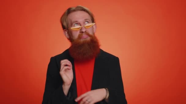 Komik Neşeli Samimi Kızıl Saçlı Yaşında Ceketli Komik Yüz Ifadeleri — Stok video