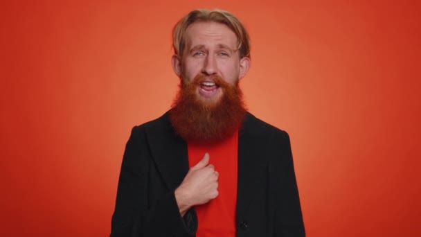 Seni Seçiyorum Kızıl Sakallı Adam Kamerayı Işaret Ediyor Neşeli Mutlu — Stok video