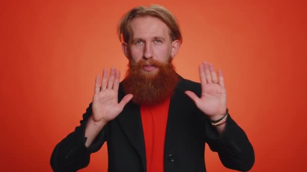 Bez Zastávky Vážný Zrzavý Muž Řekne Držte Zkřížené Ruce Gestu — Stock video