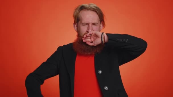Втомлений Красивий Бородатий Чоловік Чорній Куртці Позіхає Сонним Неуважним Почуттям — стокове відео