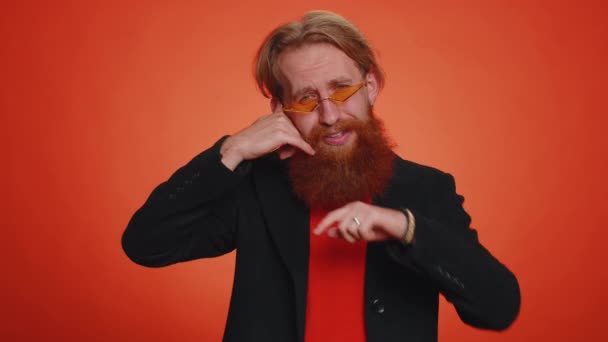 Ara Beni Iletişim Numarası Komik Ceketli Bir Adam Kameraya Bakıp — Stok video