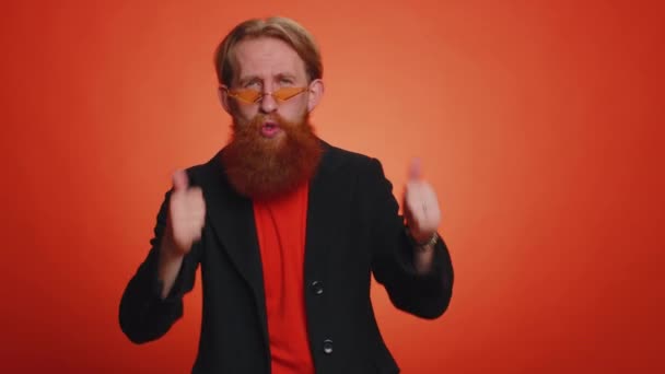 Чудова Робота Приємно Веселий Позитивний Щасливий Бородатий Чоловік Піджаку Показує — стокове відео