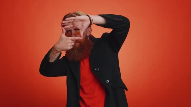 Fotograf Muž Gestikuluje Rukou Obrázkový Rám Dívá Prsty Soustředí Zajímavý — Stock video