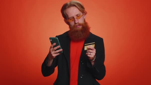 Oprechte Roodharige Man Klant Met Behulp Van Creditcard Smartphone Tijdens — Stockvideo