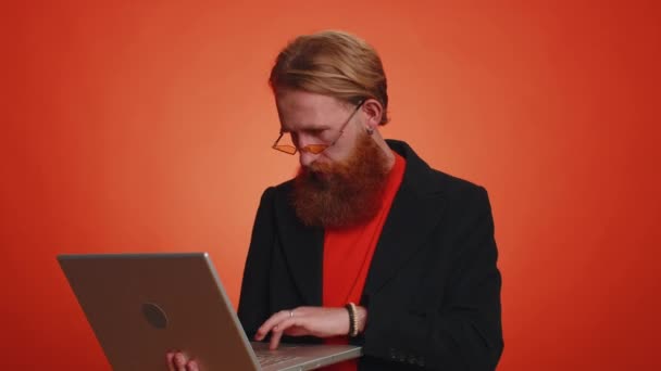 Ενθουσιασμένος Χαρούμενος Τουρίστας Πληκτρολογώντας Φορητό Υπολογιστή Εργάζονται Για Έργο Απολαμβάνοντας — Αρχείο Βίντεο