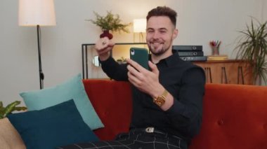 Yakışıklı bir adamın portresi cep telefonuyla yazarak 