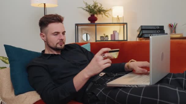 Férfi Bankkártyát Laptopot Használ Miközben Pénzt Utalnak Online Vásárol Ételt — Stock videók