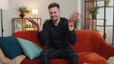 - Ne? - Neden? Genç sakallı adam öfkeli bir ifadeyle el kaldırıyor, başarısızlık nedenini soruyor, evdeki sorunlardan kuşkulandığını gösteriyor. Kanepede oturan iş adamı.