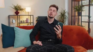 Komşu konseptinde tamirat. Sinirli adam koltuk kılıfına oturup, gürültücü komşuların rahatsız ettiği yastıklarla baş ağrısı ve sessizlik diliyor. Evde ses yalıtımı olmayan ince duvarlar.