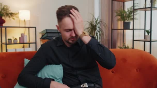 Portrét Smutného Muže Sedícího Doma Vypadá Zamyšleně Nad Životními Obavami — Stock video