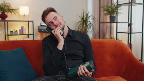 Hombre Haciendo Conversación Telefónica Por Cable Con Amigos Sentados Llamada — Vídeos de Stock