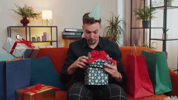 Mutlu Genç Sakallı Adam Doğum Günü Şapkalı Hediye Paketi Takıyor — Stok video