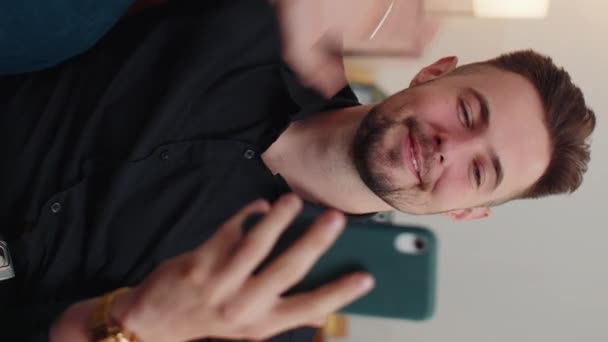 Genç Sakallı Adam Evdeki Kanepede Oturan Arkadaşlarıyla Internet Üzerinden Telefon — Stok video