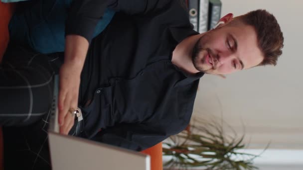 Homem Sentado Sofá Olhando Para Câmera Fazendo Videoclipe Com Amigos — Vídeo de Stock