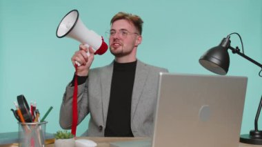 Ofis masasında oturan mutlu sakallı iş adamı, megafonla konuşuyor, haberleri duyuruyor, yüksek sesle ilan veriyor, hoparlörü kullanarak 