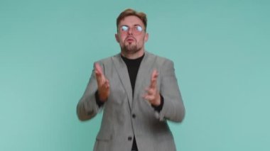 Samimi iş adamı 20 'li yaşlarda iyi şans diliyor ve kaybediyor. Aniden piyango sonuçları, kötü haber, servet kaybı şaşırıyor. Yetişkin erkek çocuk mavi arka planda tek başına.