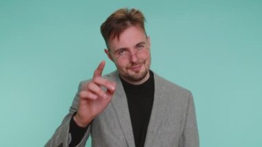 Tamam, mutlu bir iş adamı onaylanmış bir geri bildirim jesti göstererek kameraya bakıyor, olumlu bir şey imzalamak gibi. Mavi stüdyo geçmişi olan genç bir çocuk. İnsanlar samimi duygular