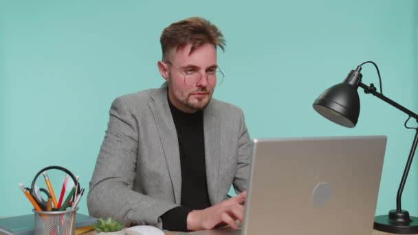 Eureka Inspired Business Man Sitting Office Desk Pointing Finger Open — Stock Video