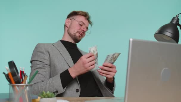 Bohatý Spokojený Obchodník Sedí Stolem Mává Bankovkami Jako Fanoušek Úspěšná — Stock video
