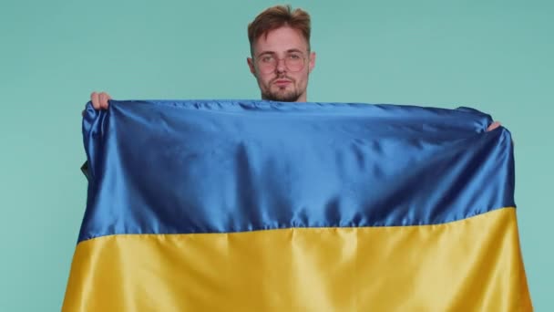 Деловой Человек Держащий Государственный Флаг Украины Показывающий Победный Знак Против — стоковое видео