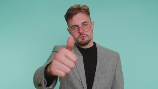 Hoşlanmamak Üzüntülü Ceketli Yakışıklı Bir Adamı Işaret Dilini Gösteriyor Hoşnutsuzluğunu — Stok video