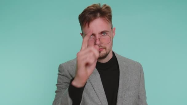 Gözlü Gözlü Genç Adamı Incir Gibi Negatif Jest Yapıyor Zaten — Stok video