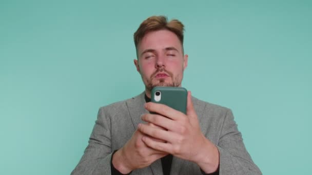Бородатий Бізнесмен Використовує Мобільний Телефон Вводячи Перегляд Втрати Стають Здивованими — стокове відео