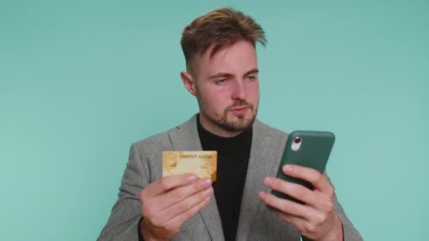 Homme Affaires Sincère Client Utilisant Une Carte Bancaire Crédit Smartphone — Video