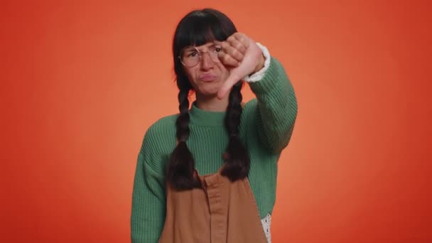 Nem Tetszik Feldúlt Boldogtalan Kedves Pulóverben Hüvelykujját Lefelé Mutatva Jelez — Stock videók