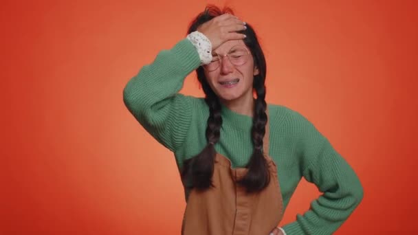 Молода Жінка Ботан Відчуває Себе Безнадійною Самотньою Нервовий Зрив Програє — стокове відео